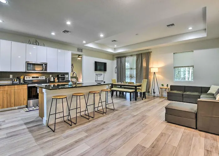 Sleek North Port Gem 4 Mi To Aquatic Center